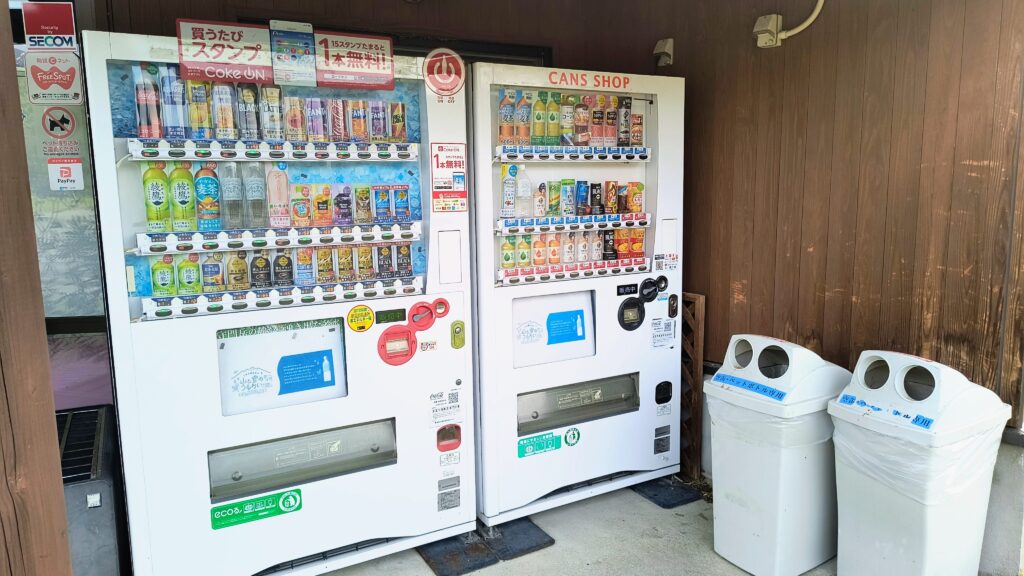 自動販売機の横にゴミ箱。