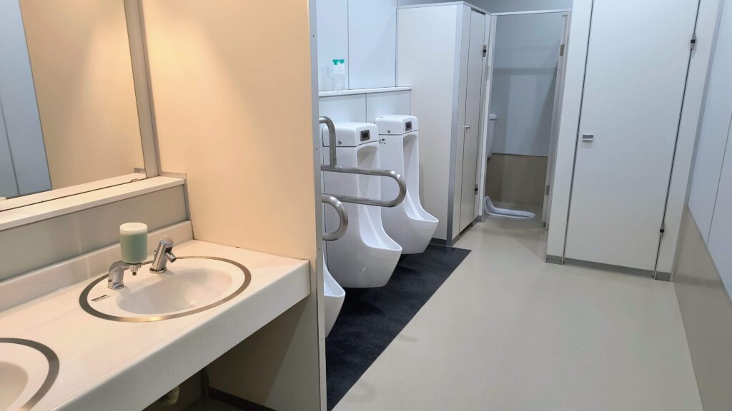 男子トイレ室内の様子。個室は和式1つと様式1つです。