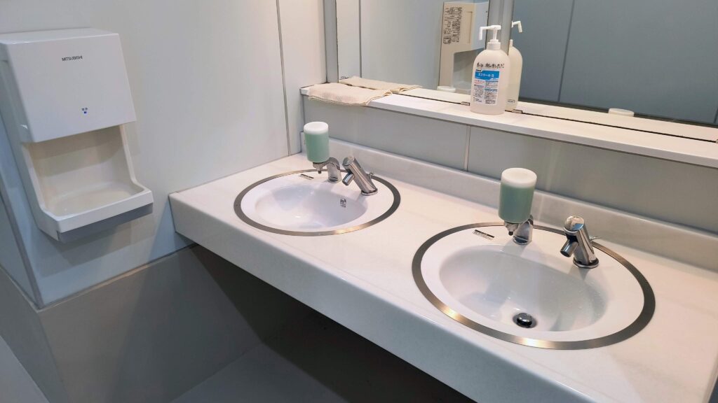 男子トイレ洗面台。石けんあり、お湯は訪問時（4月）は出ませんでした。