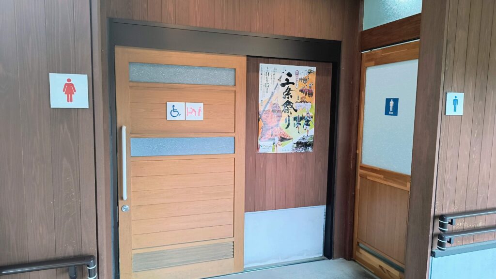 トイレ入り口。夜間は入り口付近の虫が若干ですが気になりました。