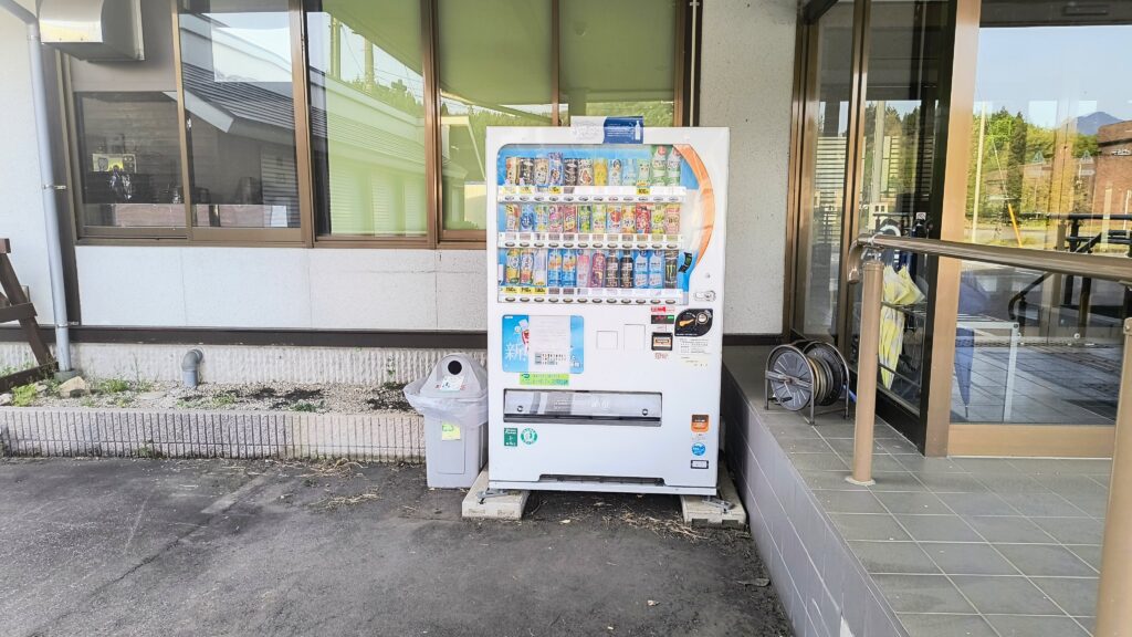 レストラン入り口横にある自動販売機と飲料容器用リサイクルボックス。