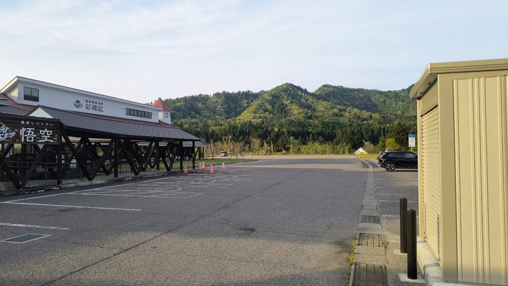 建物の奥に駐車スペースが広がっています。