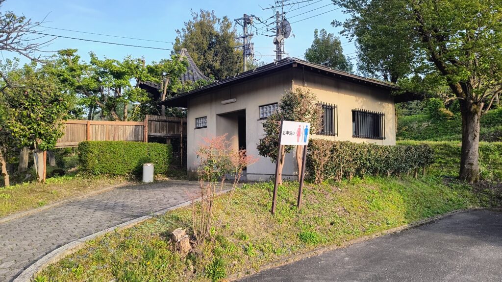 記念館側のトイレ。駐車場のすぐそばにあります。