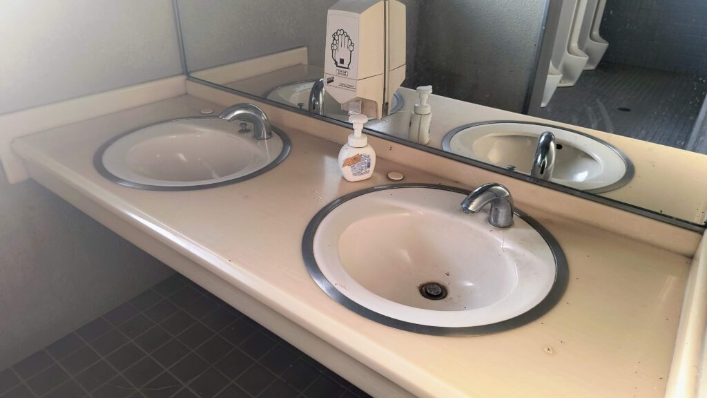 記念館側男子トイレ洗面台。石けんあり、お湯は出ません。