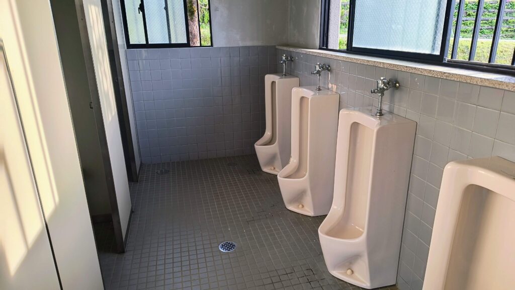 男子トイレ室内の様子。公衆トイレといった感じです。