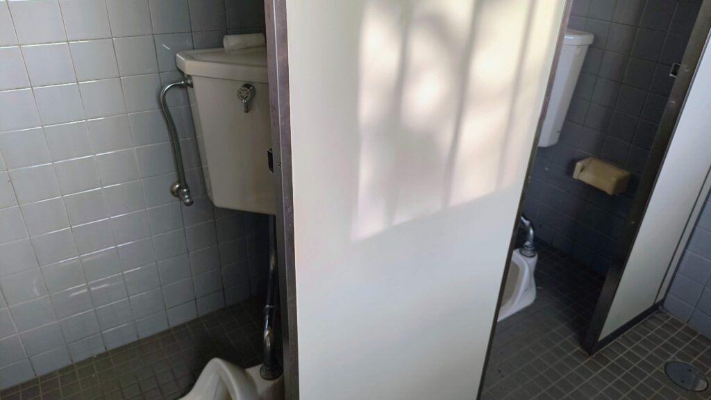 男子トイレ個室。和式が2つです。