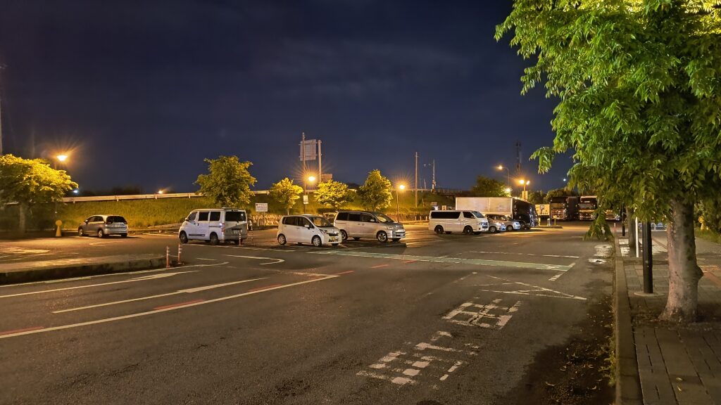 夜間の第1駐車場。別角度から撮影。