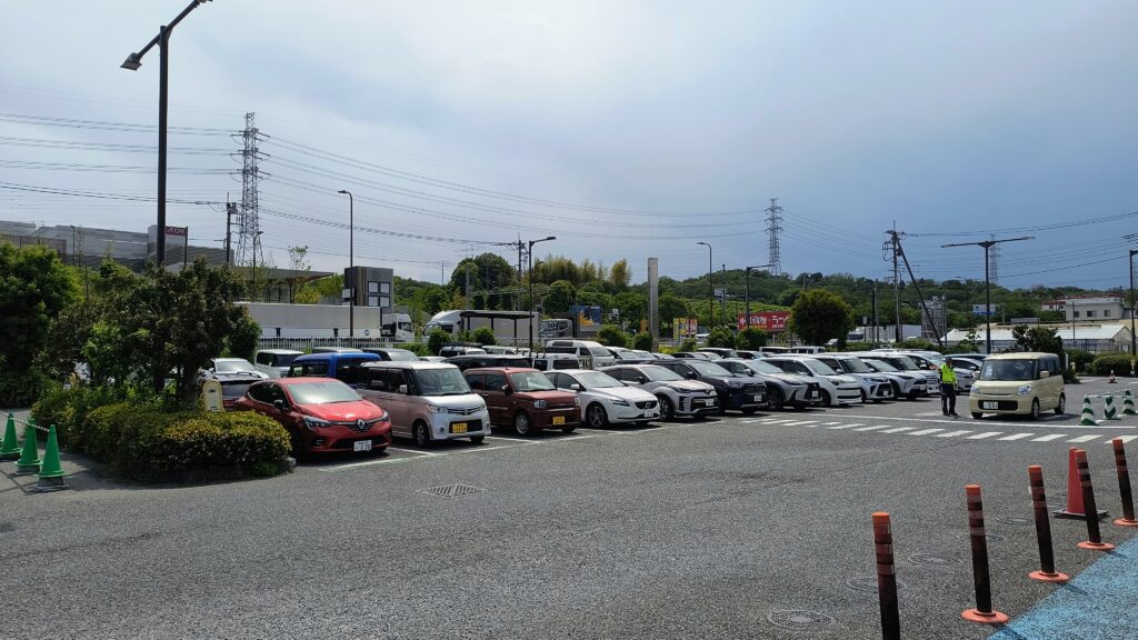 第1駐車場は平日の日中も混んでいて、警備員の方が誘導していました。
