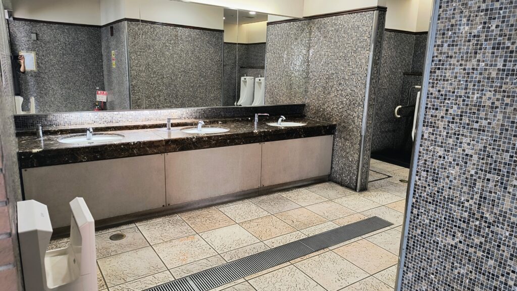 男子トイレ洗面台。お湯が出ます。