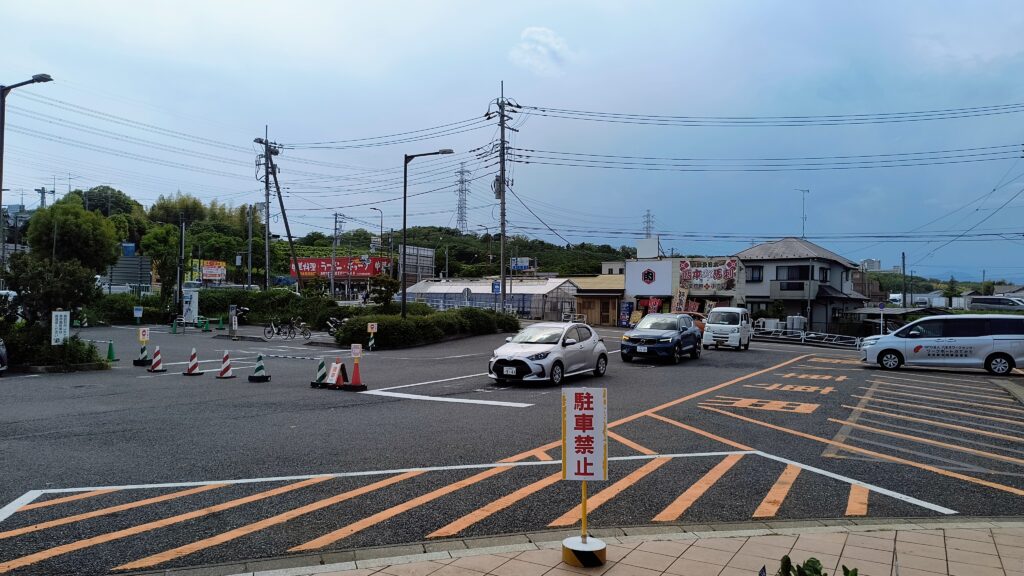 第1駐車場入り口付近で空き待ちする車の列