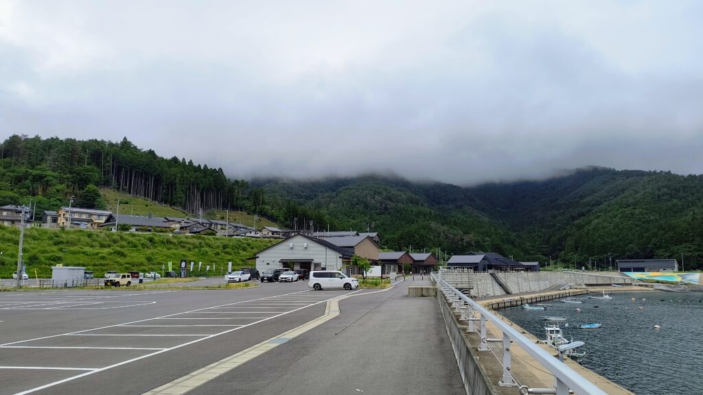 南側駐車場から見た道の駅