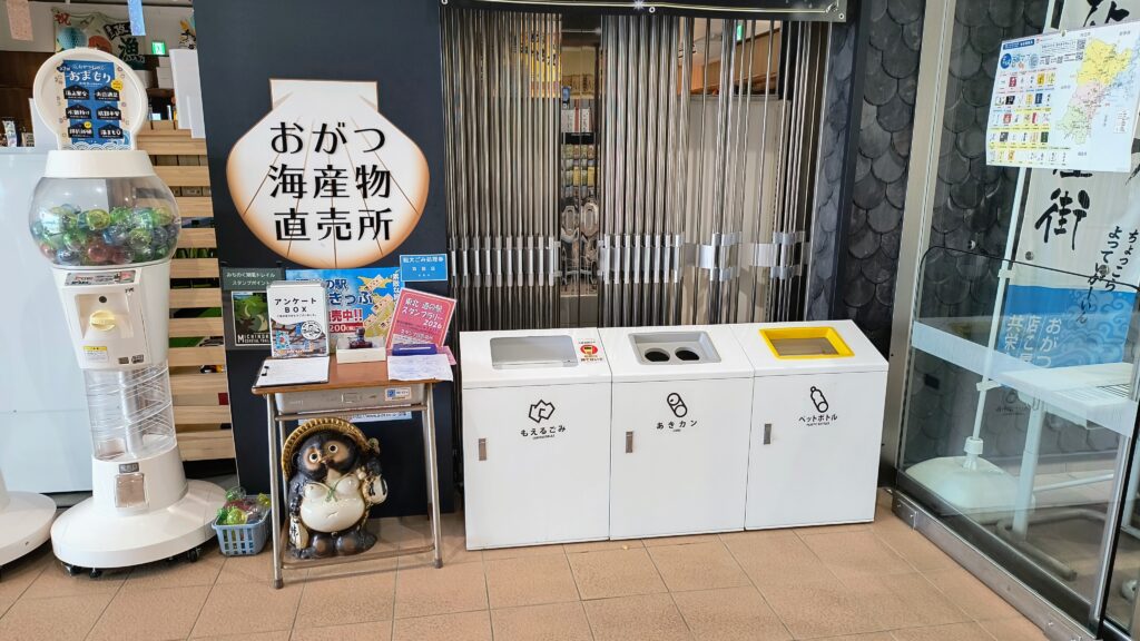 海産物直売所にゴミ箱が設置してあります。