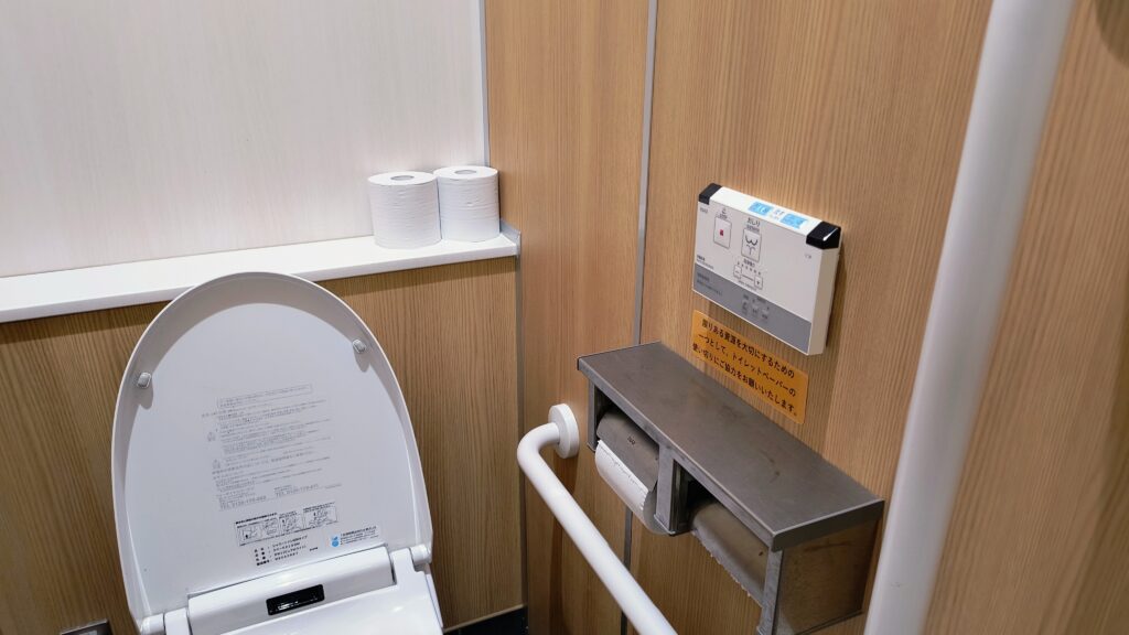 北側男子トイレ個室。ウォシュレットあり