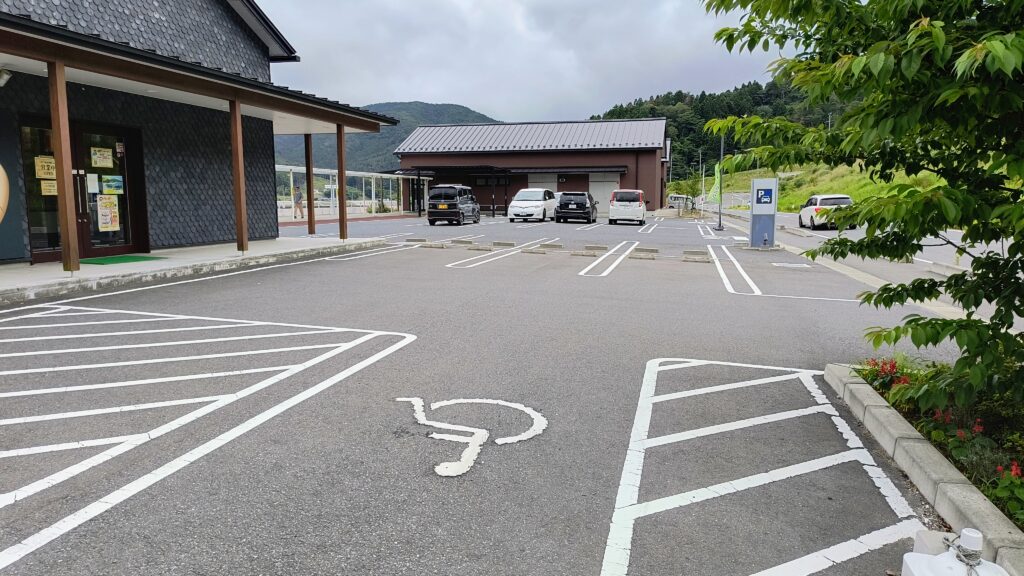 海産物直売所前の駐車エリア