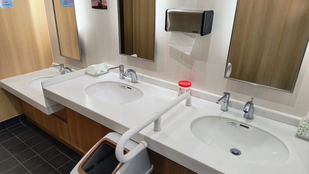 産業会館男子トイレ洗面台