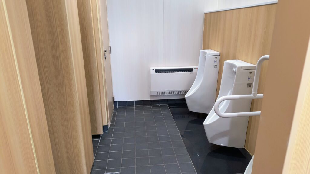 産業会館男子トイレ室内の様子