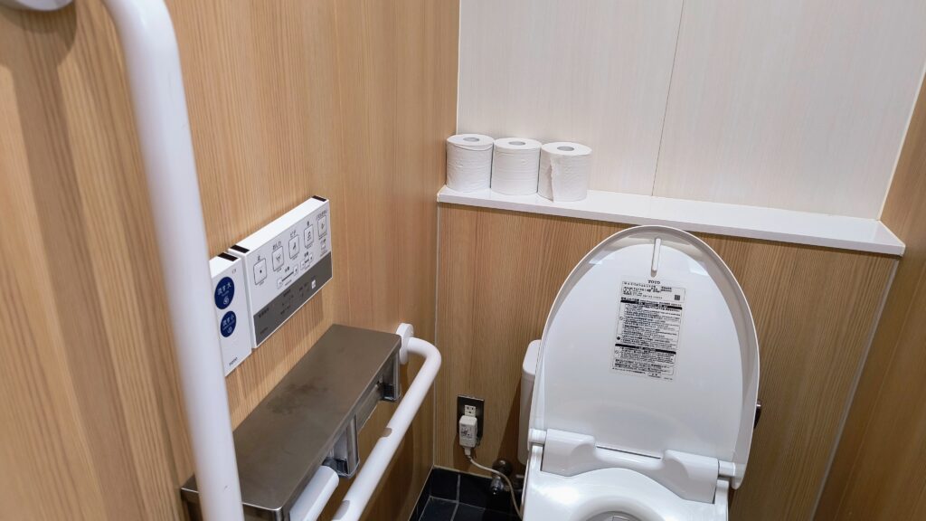 産業会館男子トイレ個室。ウォシュレットあり