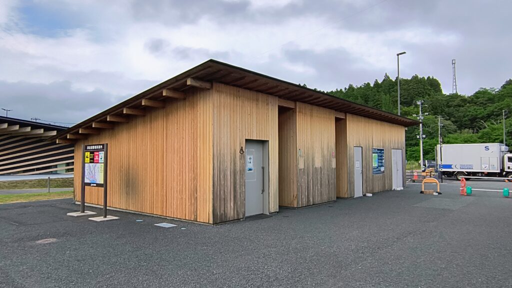 道の駅中央付近にあるトイレ外観