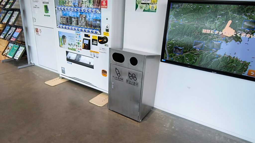 JR志津川駅構内には缶・ビン、ペットボトル用のゴミ箱があります。