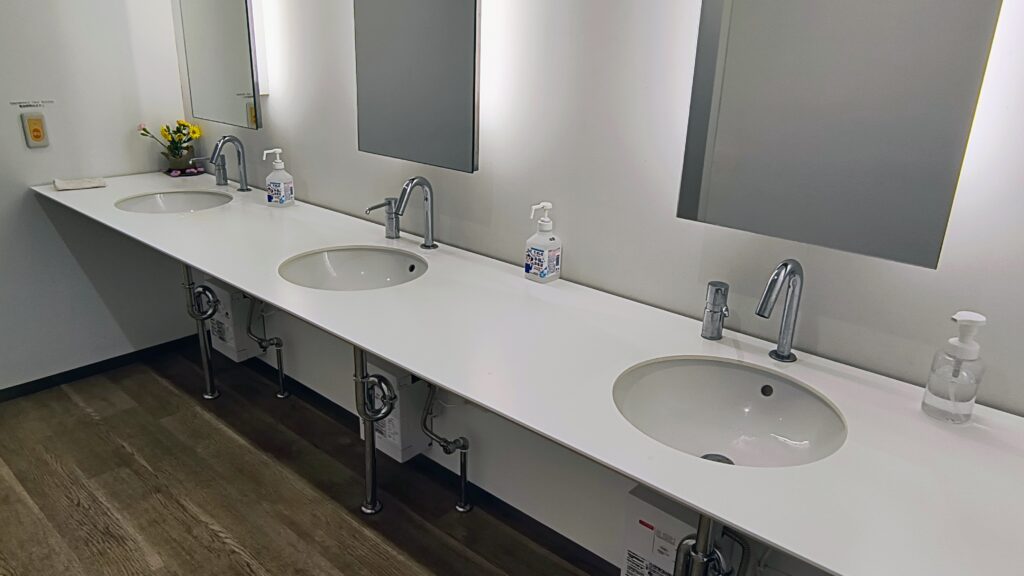 男子トイレ洗面台