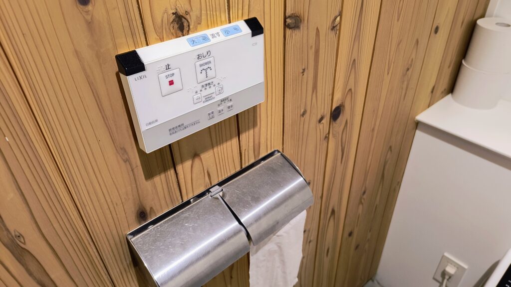 中央トイレ個室。ウォシュレットあり