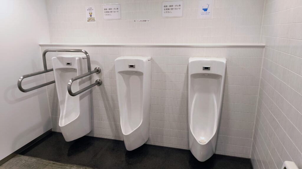 中央トイレの男子トイレ小便器