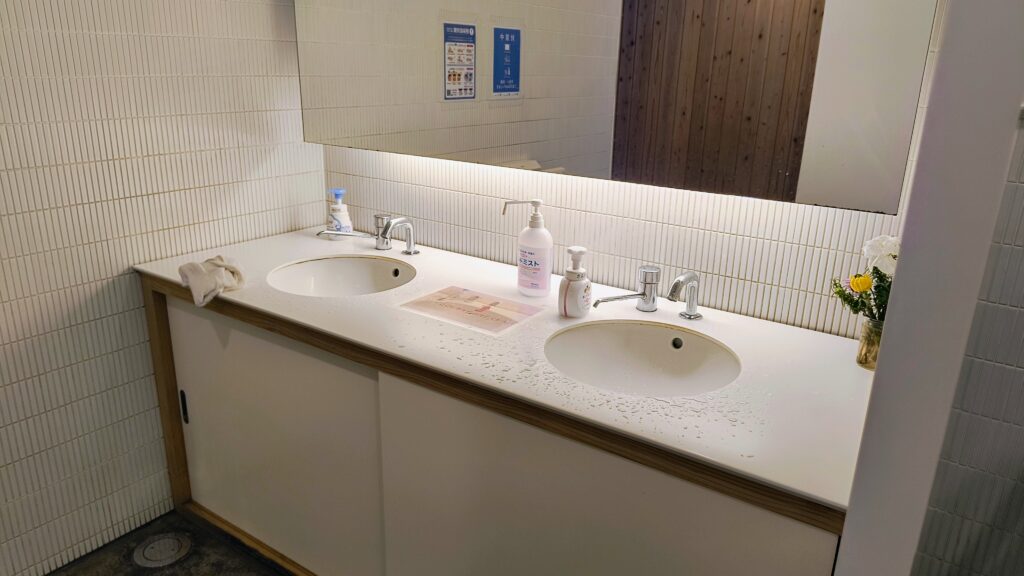 中央トイレの男子トイレ洗面台