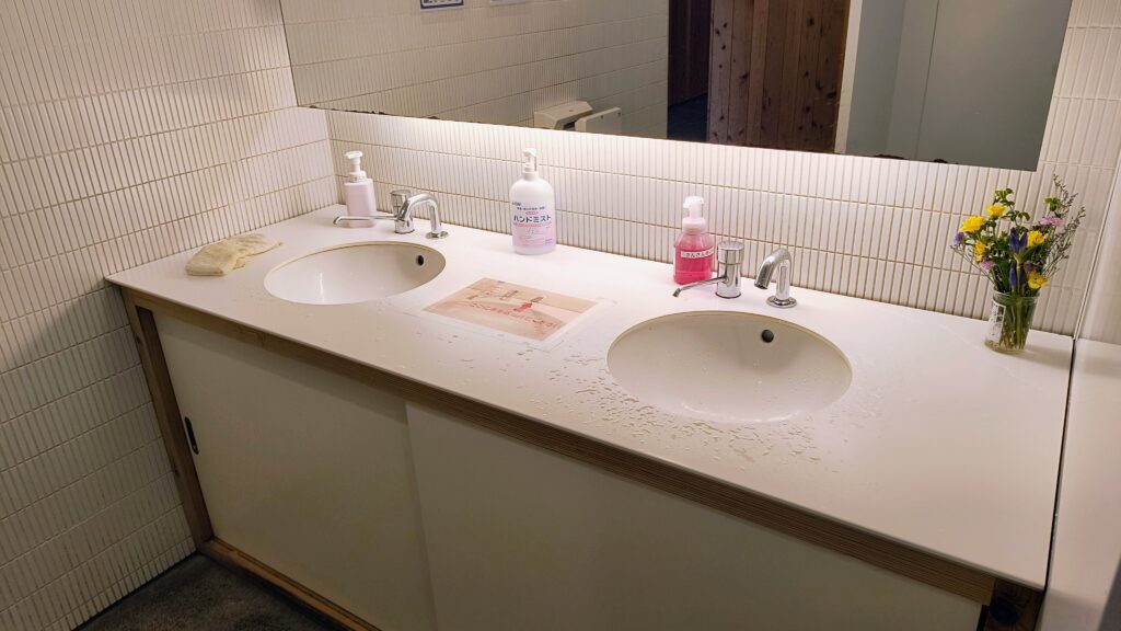 男子トイレ洗面台