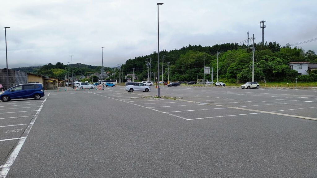 国道を背に商店街側の駐車場を撮った様子