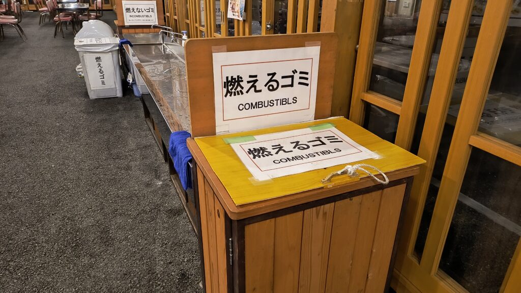 イートインコーナーは営業時間終了後もしばらくは電気がついていました。