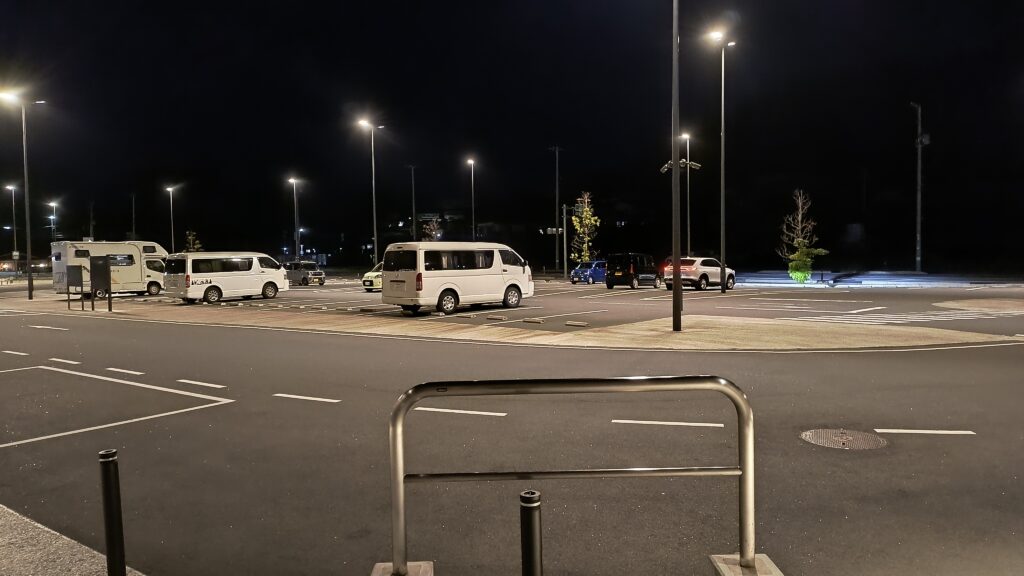 夜間の駅側駐車場の様子