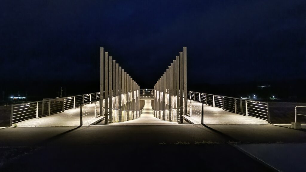道の駅から震災祈念公園へ続く橋。この写真を撮った時間帯に大きめの犬のような動物を見かけました。