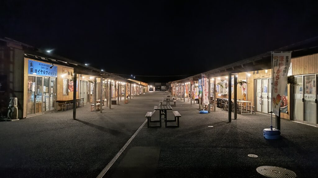 夜の商店街の様子。18時までには多くの店舗が閉店しますが、一部飲食店は21時まで営業しています。