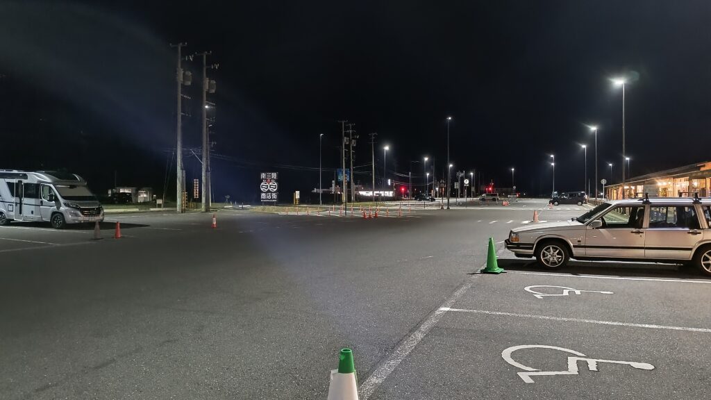 夜間の商店街側駐車場