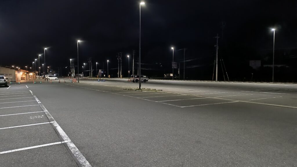 夜間の商店街側駐車場。国道を背に撮影。