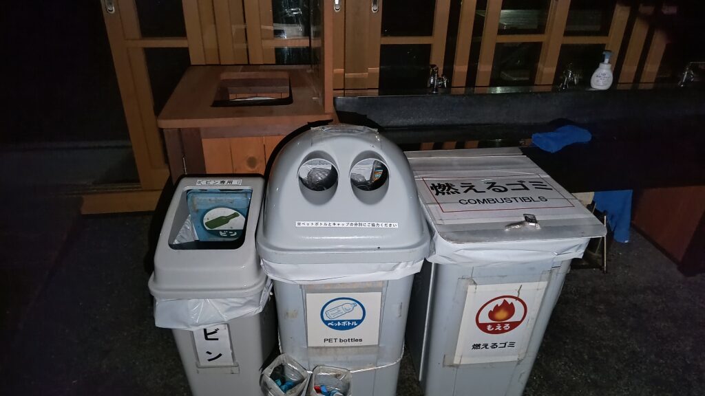 深夜は電気が消えて真っ暗でしたが、ドアは開放されており、24時間利用可能です。