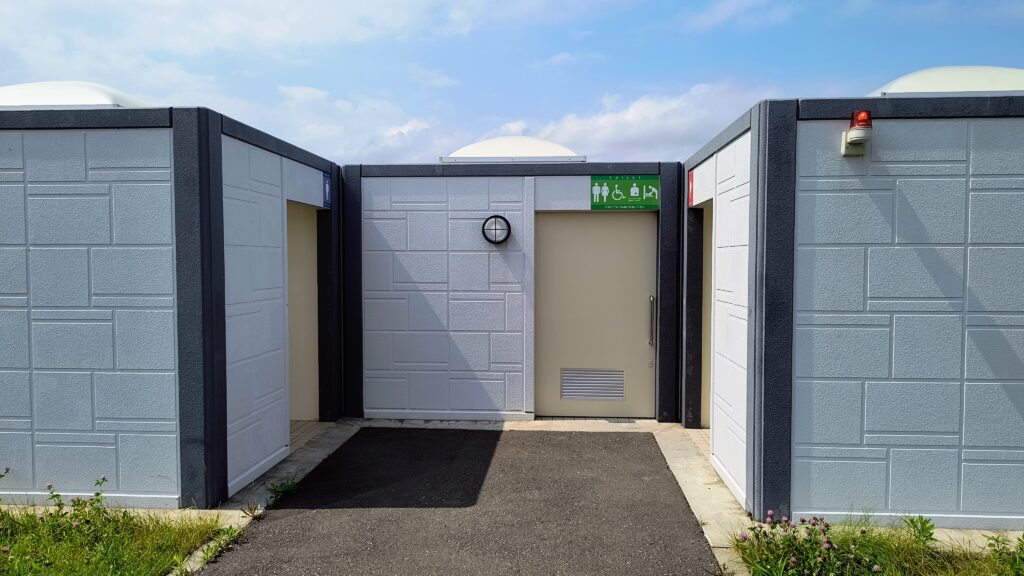 公園側トイレ外観