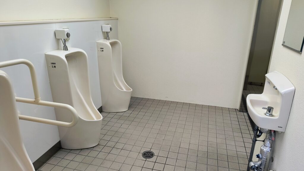 男子トイレ室内の様子。新し目で清潔に保たれていました。洗面台は簡易的なものが1つで石けんはありません。