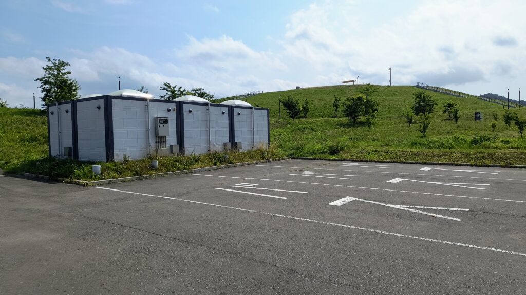 祈念公園駐車場の一角にある公衆トイレ