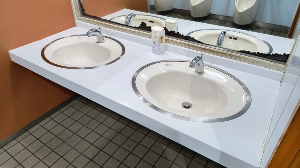 男子トイレ洗面台。石けんなし。