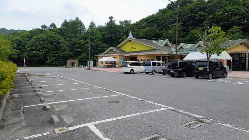 道の駅正面の普通車エリアの様子