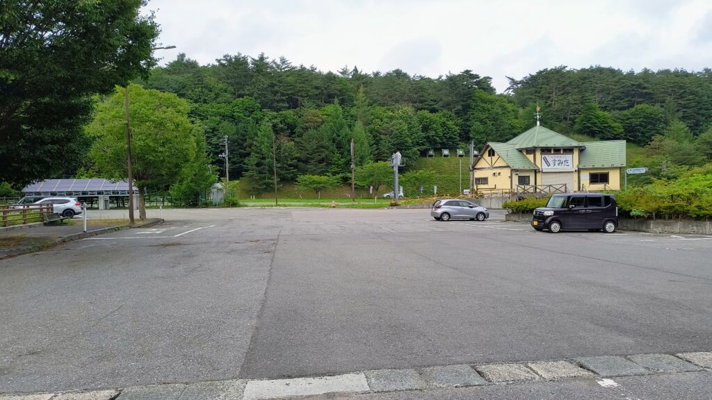 西側(道の駅建物向かって右手)にある普通車エリア