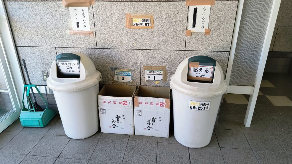 トイレ入り口前のゴミ箱