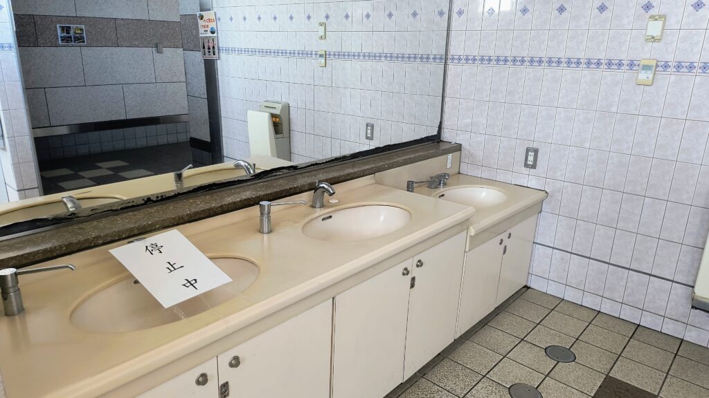 男子トイレ洗面台