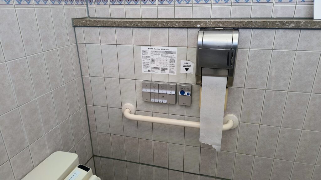 男子トイレ個室は洋式2つ。ウォシュレットありです。