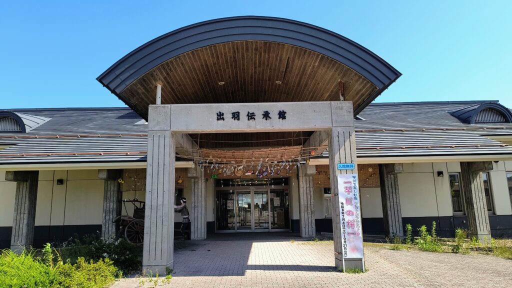 トイレ棟の裏にある「出羽伝承館」（図書館）。訪問時（8月）は風鈴の音でお出迎えしてくれました。