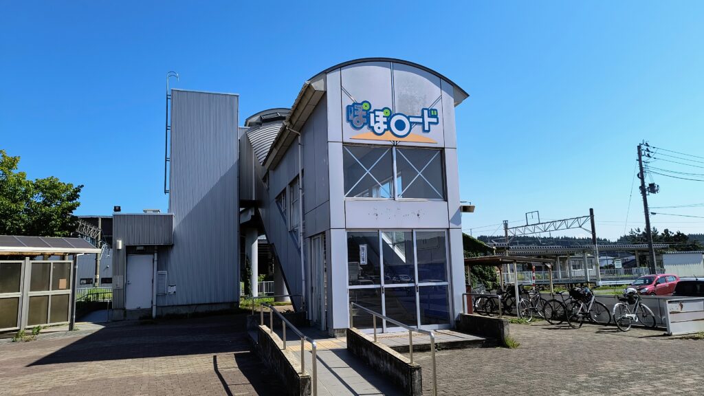 トイレ棟裏にある「ぽぽロード」。陸橋を渡ると駅につながっています。