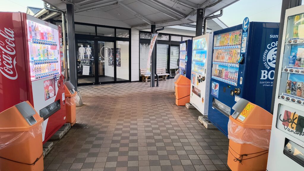物産館とトイレをつなぐ通路に自動販売機コーナーがあり、横にゴミ箱が置かれてあります。
