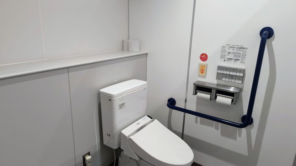 男子トイレ個室。ウォシュレット完備です。