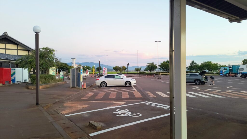 物産館前の駐車エリアの様子
